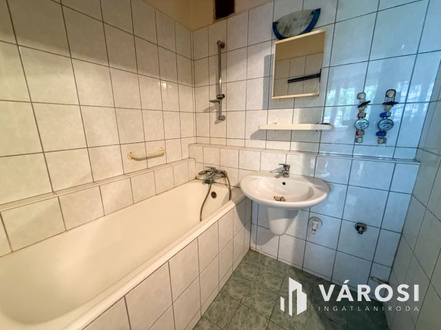 Arany János út elején 3. emeleti lakás eladó!