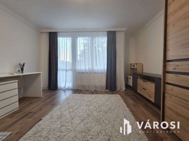 170 m²-es városi villa saját parkkal – a Károlyi telepen