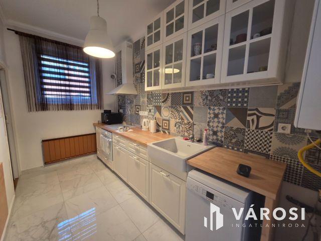170 m²-es városi villa saját parkkal – a Károlyi telepen