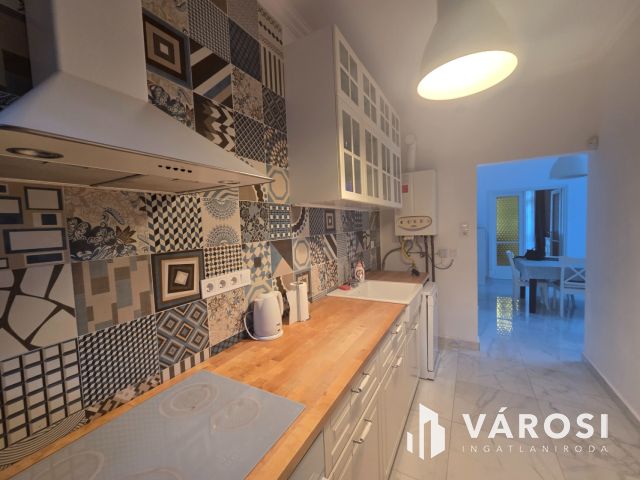 170 m²-es városi villa saját parkkal – a Károlyi telepen