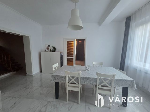 170 m²-es városi villa saját parkkal – a Károlyi telepen