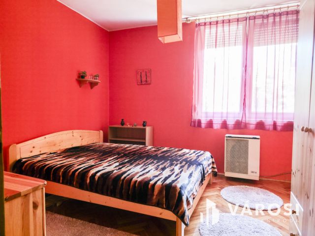 2. emelet, 2 szoba, erkély- a Kazinczyn