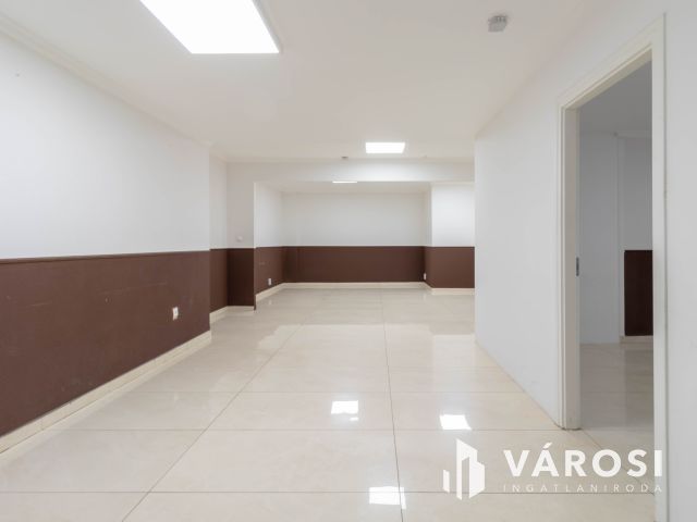 800 m2-es raktár irodablokkal M0 lehajtótól 3 km-re